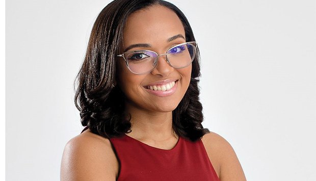 Mara Oliveira recita na “Noite de Poesia”